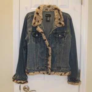 Junior's jean jacket with fur trim